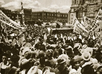 Menschenmengen in Mexiko-Stadt feiern die Verstaatlichung der Erdölreserven, März 1938